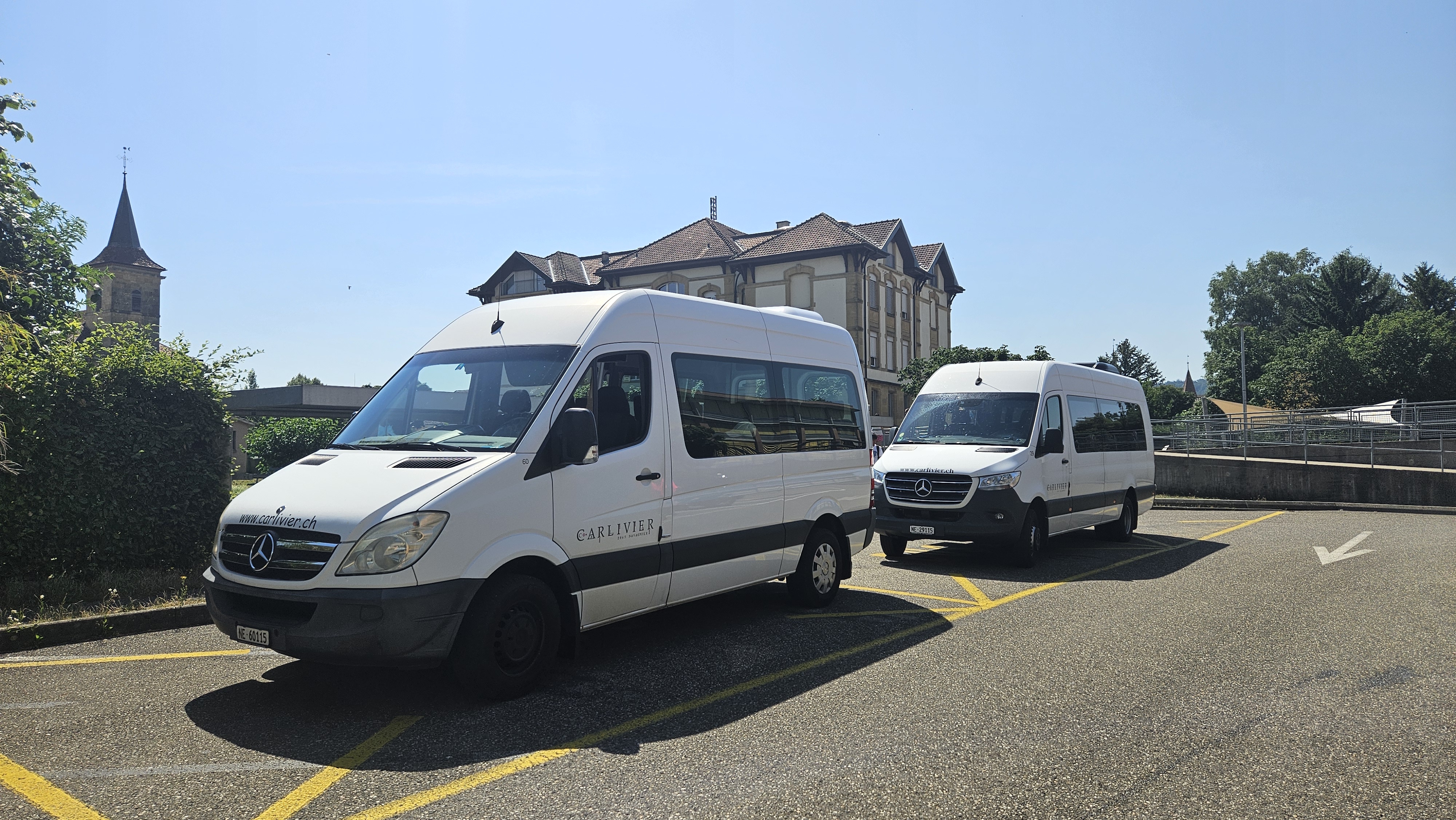 Deux bus scolaires
